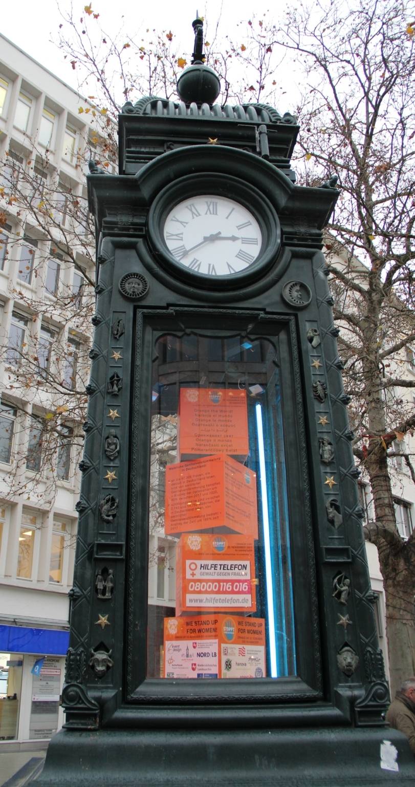 Die Kröpcke-Uhr Hannover mit der Ausstellung zum Orange Day